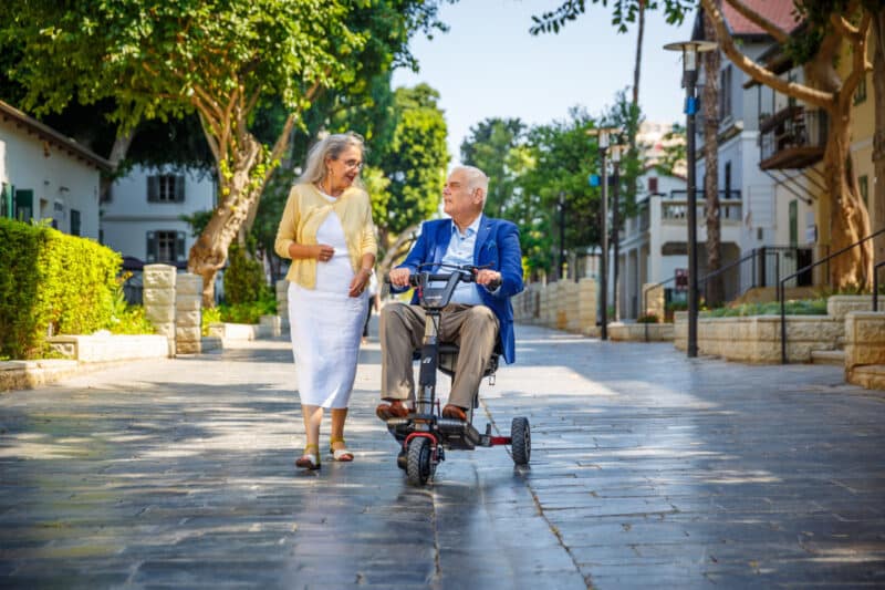 Homme sur son scooter électrique atto sport qui se promène avec une femme